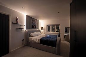 Luxury Retreat, Hot Tub, SK Massage Bed & Tesla