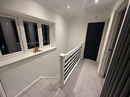 Luxury Retreat, Hot Tub, SK Massage Bed & Tesla