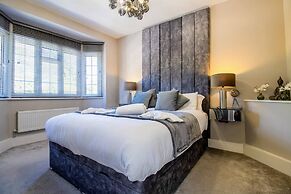 Luxury 3-bedroom Flat in Northwood