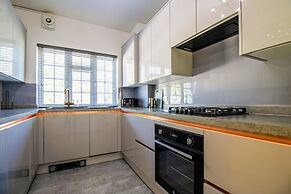 Luxury 3-bedroom Flat in Northwood