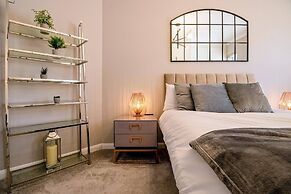 Luxury 3-bedroom Flat in Northwood