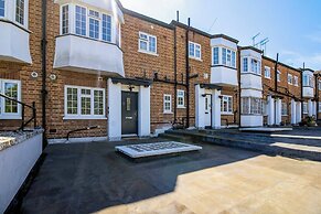 Luxury 3-bedroom Flat in Northwood