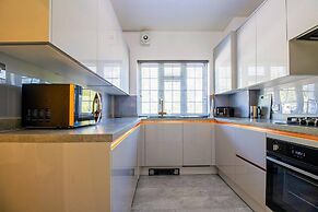 Luxury 3-bedroom Flat in Northwood