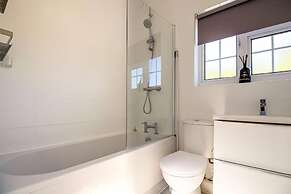 Luxury 3-bedroom Flat in Northwood