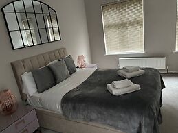 Luxury 3-bedroom Flat in Northwood