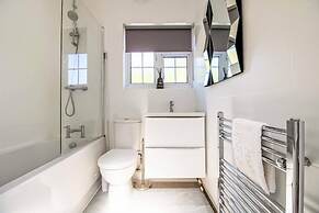 Luxury 3-bedroom Flat in Northwood