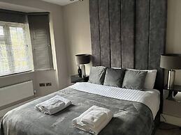 Luxury 3-bedroom Flat in Northwood