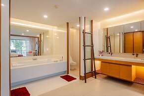 Pearl Of Naithon 3 Bedroom Beachfront Condo