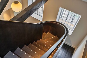 Historic Retreat in Peak District by River Dane