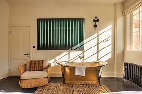 Historic Retreat in Peak District by River Dane