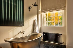 Historic Retreat in Peak District by River Dane