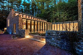 Historic Retreat in Peak District by River Dane