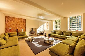 Historic Retreat in Peak District by River Dane