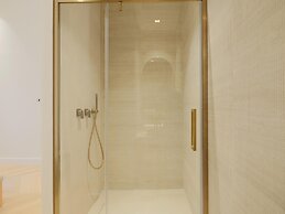 Sumptuous Apartment With Garden / Arc de Triomphe