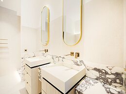 Sumptuous Apartment With Garden / Arc de Triomphe