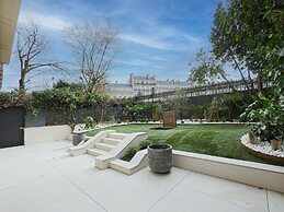 Sumptuous Apartment With Garden / Arc de Triomphe
