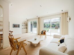 Sumptuous Apartment With Garden / Arc de Triomphe