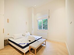 Sumptuous Apartment With Garden / Arc de Triomphe