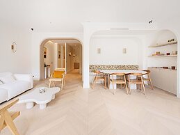 Sumptuous Apartment With Garden / Arc de Triomphe