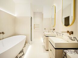 Sumptuous Apartment With Garden / Arc de Triomphe