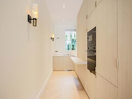 Sumptuous Apartment With Garden / Arc de Triomphe