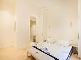 Sumptuous Apartment With Garden / Arc de Triomphe