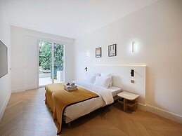 Sumptuous Apartment With Garden / Arc de Triomphe