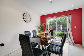 Elegant 5 Bed Home with Garden- Slough