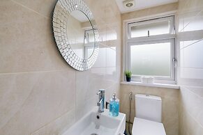 Elegant 5 Bed Home with Garden- Slough