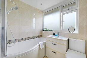 Elegant 5 Bed Home with Garden- Slough