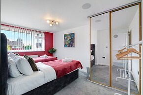 Elegant 5 Bed Home with Garden- Slough
