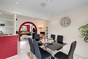 Elegant 5 Bed Home with Garden- Slough