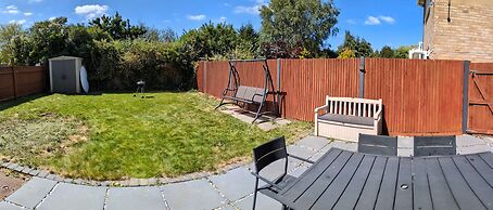 Elegant 5 Bed Home with Garden- Slough