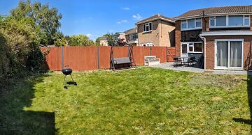 Elegant 5 Bed Home with Garden- Slough