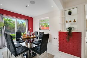 Elegant 5 Bed Home with Garden- Slough