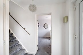 Elegant 5 Bed Home with Garden- Slough