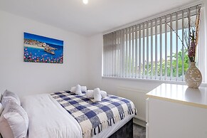 Elegant 5 Bed Home with Garden- Slough