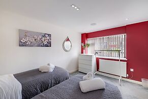 Elegant 5 Bed Home with Garden- Slough