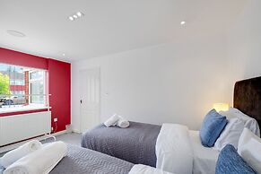 Elegant 5 Bed Home with Garden- Slough