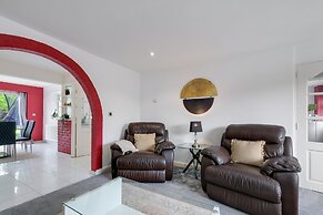 Elegant 5 Bed Home with Garden- Slough