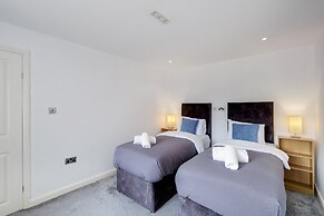 Elegant 5 Bed Home with Garden- Slough