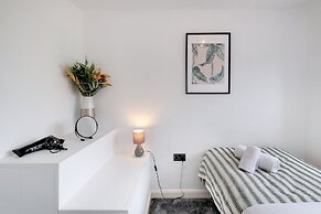 Elegant 5 Bed Home with Garden- Slough