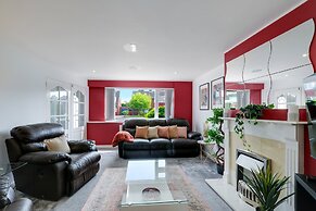 Elegant 5 Bed Home with Garden- Slough