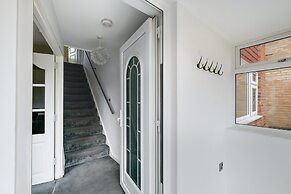 Elegant 5 Bed Home with Garden- Slough