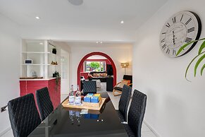 Elegant 5 Bed Home with Garden- Slough