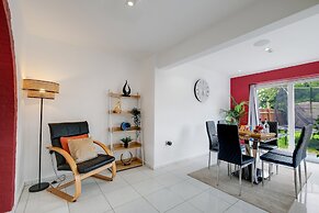 Elegant 5 Bed Home with Garden- Slough