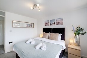 Elegant 5 Bed Home with Garden- Slough