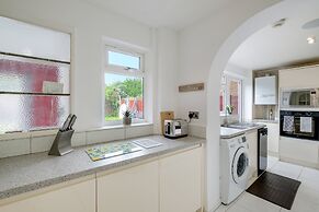 Elegant 5 Bed Home with Garden- Slough