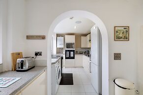 Elegant 5 Bed Home with Garden- Slough