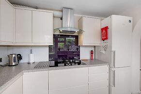 Elegant 5 Bed Home with Garden- Slough